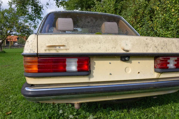 Velho Weathered Alemão Famoso Carro Marca Gramado Verde Sul Alemanha — Fotografia de Stock