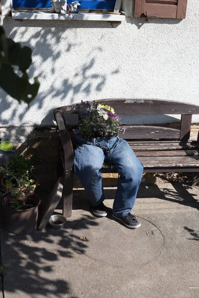 Jeans Cortados Decorados Con Flores Sentadas Banco Jardín Como Decoración — Foto de Stock