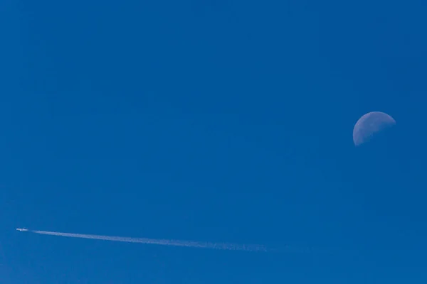 Aircrafat Com Contrails Céu Azul Verão Passando Lua Para Trás — Fotografia de Stock