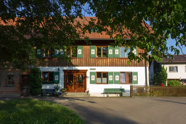 巴伐利亚农舍在夏季下午温暖的阳光德国南部 — 图库照片