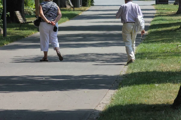ドイツ南部の公園で歩く人 — ストック写真
