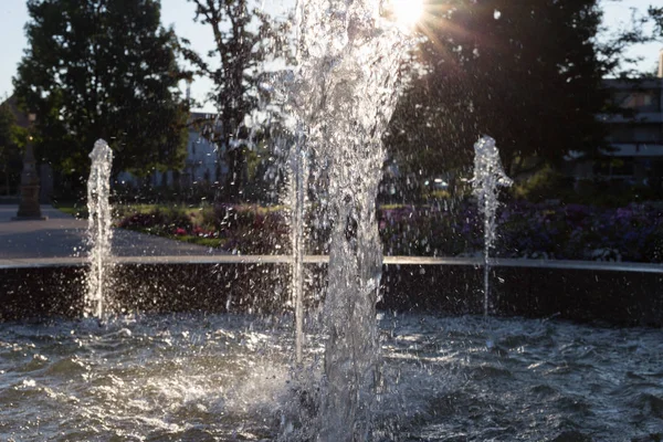 春天的喷泉在早晨的阳光 — 图库照片