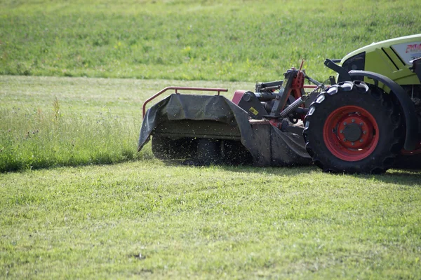 南ドイツの片田舎で草独自の夏の芝生をハイイン トラクター — ストック写真