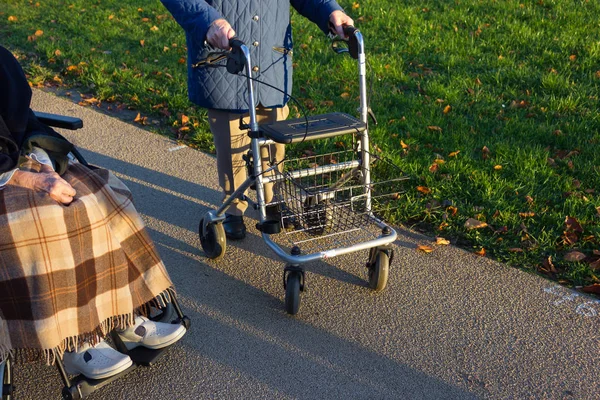 Rollator Mit Seniorin Auf Dem Land Einer Historischen Stadt Süddeutschland — Stockfoto