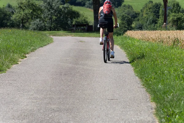 Cyklisté Letní Slunečný Den Jižní Německé Krajině Nedaleko Města Mnichov — Stock fotografie