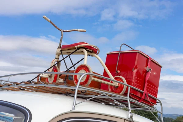 南ドイツの田舎で三輪車と屋根の上のトラベル ケース — ストック写真