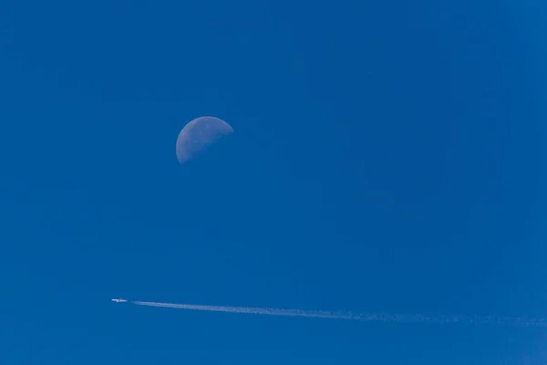 Aircrafat Com Contrails Céu Azul Verão Passando Lua Para Trás — Fotografia de Stock