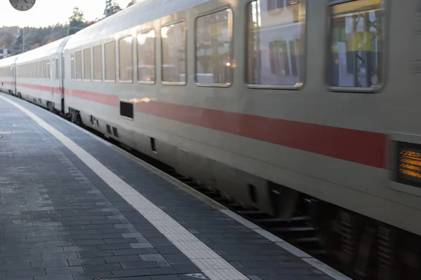 Estación Tren Con Tren Que Pasa Por Rieles Con Infraestructura —  Fotos de Stock