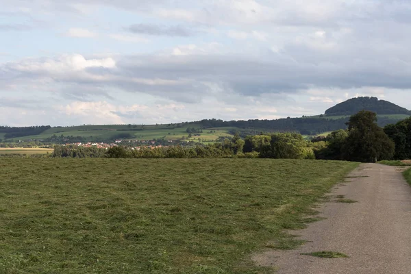 在8月德国南部一个非常阳光明媚的日子里 你可以看到绿色田野旁的道路 天空与阴郁的多云天空 — 图库照片