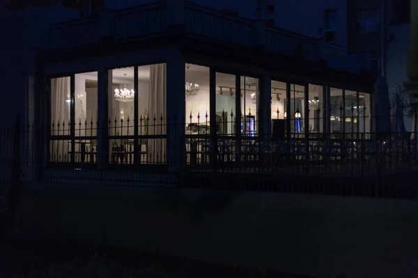 Fachadas Históricas Ventanas Restaurante Cafetería Con Lámparas Luces Una Noche — Foto de Stock