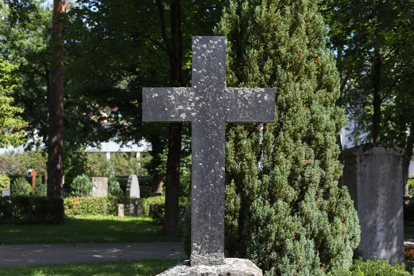 德国南部历史名城夏季的墓地 — 图库照片