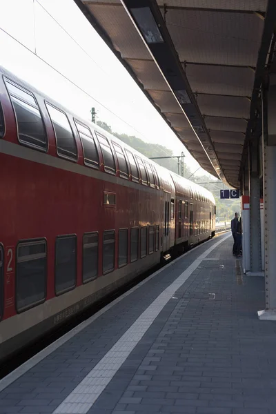 Ράγες Τρένου Και Υπογράφει Ένα Trainstaition Στη Νότια Γερμανία Αυγούστου — Φωτογραφία Αρχείου