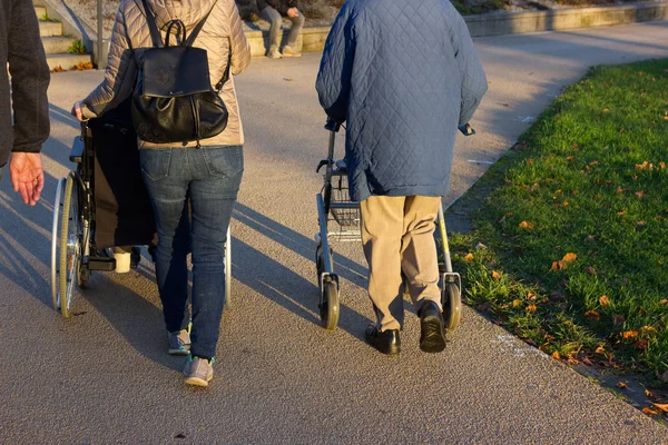 Rollator Avec Dame Âgée Campagne Dans Une Ville Historique Sud — Photo