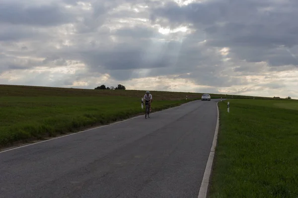 Велосипедист Автомобіль Дорозі Поряд Зелені Поля — стокове фото