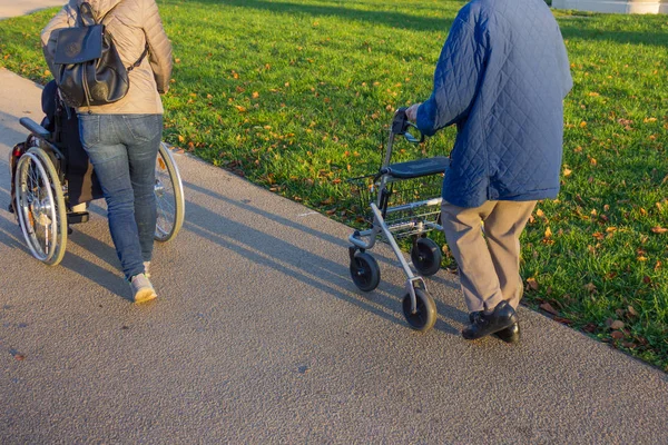 Rollator Con Señora Mayor Campo Una Ciudad Histórica Del Sur —  Fotos de Stock