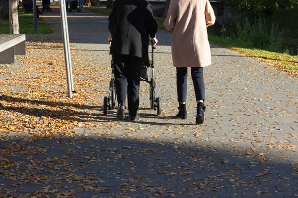 月月秋雰囲気の中で素敵な晴れた日に南ドイツの歴史的都市における歩行歩行でのシニア女性 — ストック写真