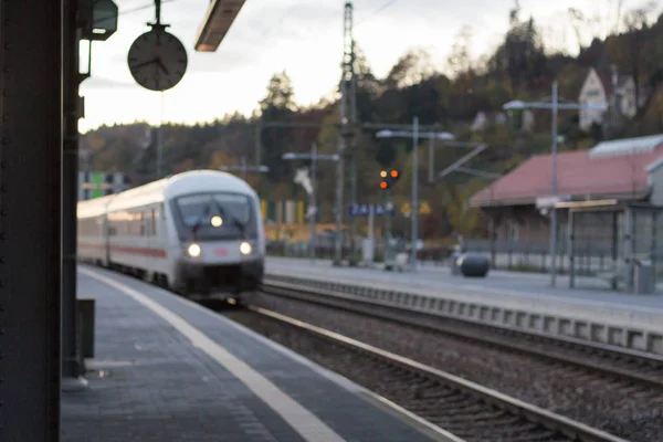 Tågstation Med Tåg Förbi Och Rails Med Infrastruktur Bredvid Södra — Stockfoto