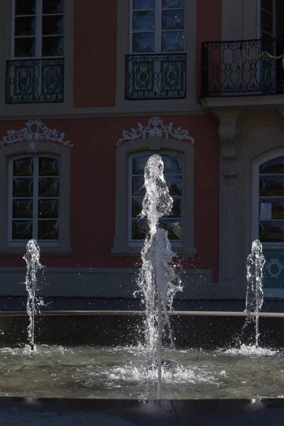 月に南ドイツの非常に晴れた日に 歴史的な建物の前に噴水の明るい水の真珠を参照してください — ストック写真