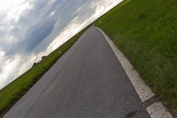 南ドイツの田舎で 月の夏月にツイスト道路と地平線の 度で曇り空 — ストック写真