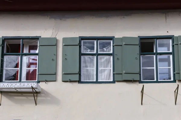 在德国南部的一个历史名城巴伐利亚的夏季老木框架建筑与窗户 Deecorations 是一个浪漫的地方 有假期的甚至放松时间 — 图库照片