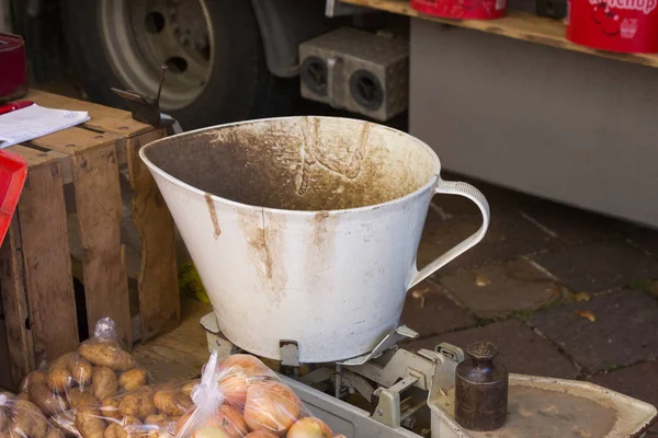 Comprar Verduras Mercado Callejero Sur Alemania Con Cajas Madera Rojo — Foto de Stock