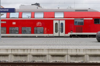Trainstation tarafından geçen tren ve Münih ve stuttgart yakınındaki güney Almanya şehirde altyapısıyla raylar ile