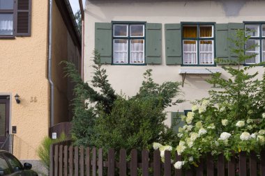 Bavyera bir tarihi şehir Güney Almanya'da yaz, eski ahşap Ahşap çerçeve yapılar pencereler, kapılar ve deecorations bile zaman dinlendirici bir tatil için çok romantik bir yer vardır