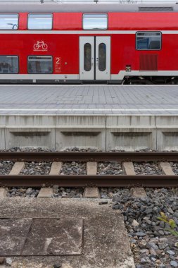 Trainstation tarafından geçen tren ve Münih ve stuttgart yakınındaki güney Almanya şehirde altyapısıyla raylar ile