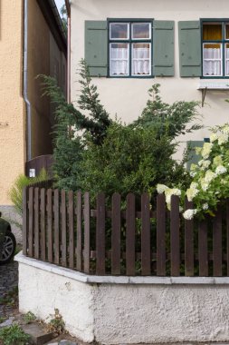 Bavyera bir tarihi şehir Güney Almanya'da yaz, eski ahşap Ahşap çerçeve yapılar pencereler, kapılar ve deecorations bile zaman dinlendirici bir tatil için çok romantik bir yer vardır