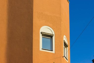 Cephe bina ve bir gezi tatil için Güney Almanya'da bir güneşli yaz öğleden sonra mimari detaylar