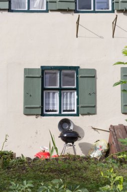 Bavyera bir tarihi şehir Güney Almanya'da yaz, eski ahşap Ahşap çerçeve yapılar pencereler, kapılar ve deecorations bile zaman dinlendirici bir tatil için çok romantik bir yer vardır