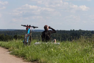 Münih şehir ve stuttgart yakınındaki Güney Alman kırsalında güneşli bir yaz bisikletçiler