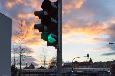 trafik ışıkları ve cepheler yakınındaki günbatımı sonbahar Kasım döneminde Güney Almanya Münih ve stuttgart yakınındaki tren istasyonu