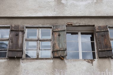 Bavyera bir tarihi şehir Güney Almanya'da yaz, eski ahşap Ahşap çerçeve yapılar pencereler, kapılar ve süslemeleri ile bile zaman dinlendirici bir tatil için romantik bir yer vardır