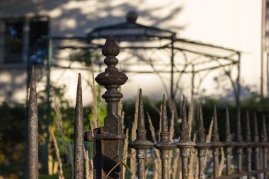 çitler ve çardak yılında Güney Almanya'da tarihi şehrin ay Eylül burada akşam saat geç saatler düşmek