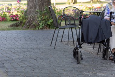 Güney Almanya'nın romantik şehir yaz park civarındaki bir kafede oturuyor