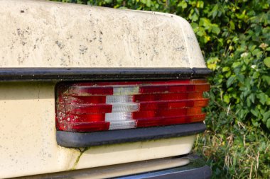 eski yıpranmış Alman ünlü marka araba stuttgart yakınlarındaki Güney Almanya alanda, yeşil çim