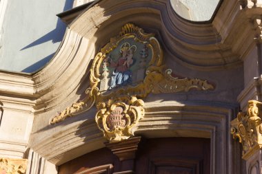 cephe mimarisi ve Eylül ayında bir şehir ağaçlarının city stuttgart yakınındaki Güney Almanya'da sezon sonbahar