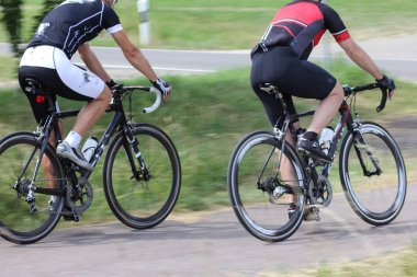 İnsanlar bikeway kırsal manzara üzerinde eğitim amaç için bisiklet sürme