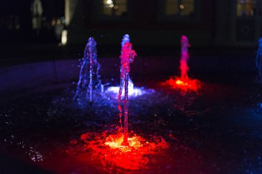 bir şehir Güney Almanya'da Ekim ayında başlangıcı, bir parkta geceleri renkli Çeşme Güz sezon romantik bir restoran önünde