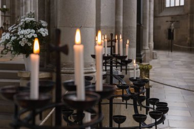 Bu ruh ve inanç dua insanlarla bir kilise ortam aydınlanır din sembolü 's