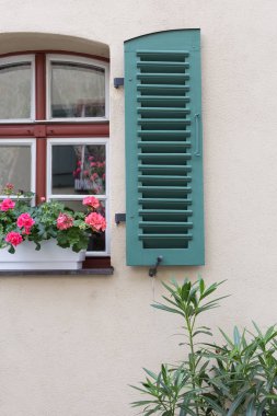 Bavyera bir tarihi şehir Güney Almanya'da yaz, binalar ve evler kapılar ve pencereler ve dermatit gibi yeşil bitkiler ile bakın