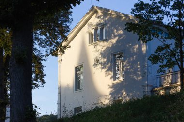 cephe mimarisi ve Eylül ayında bir şehir ağaçlarının city stuttgart yakınındaki Güney Almanya'da sezon sonbahar