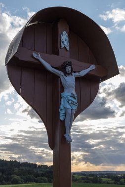 bir Eylül akşam gökyüzü güney Almanya stuttgart şehir aşağı gidiş güneşin turuncu ve sarı renkleri gri mavi yakınlarındaki kırsal alanda üzerinde haç