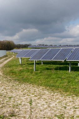 Sonbahar güneşli bir günde üzerinde alüminyum duruyor Güney Alman kırsal üzerinde paneli ile fotovoltaik alan monte