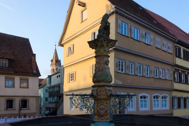 Cephe bina ve bir gezi tatil için Güney Almanya'da bir güneşli yaz öğleden sonra mimari detaylar