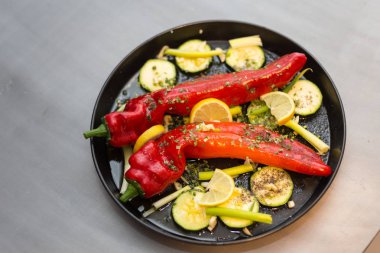 fırın için bıçak kesme tahtası ve plaka ile sarımsak ve limon hazırlık bir dokunuş ile ızgara kırmızı biber