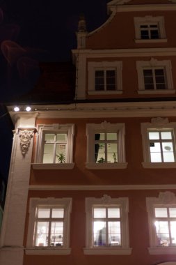 citylights Kasım önce Noel zamanı sonbahar ayı cepheler ve bir pazarda bir şehir Güney Almanya'nın mimarisi ile gece