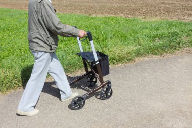 yeşil alan ve mavi gökyüzü rollator yaz Eylül city stuttgart yakınındaki kırsal manzara burada güneşli gün ucundaki komuta sizde ile yanında bir yolda