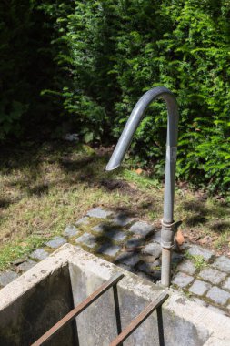 Güney Almanya Temmuz yaz günü mezarlıkta üzerinde el arabası, kutular, kürek ve churchyard yardımcı olur diğer araçları görmek